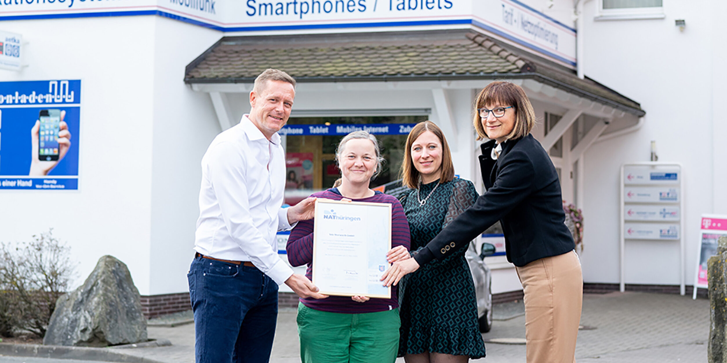 Falk Thorwarth (Geschäftsführer Tele Thorwarth GmbH), Grit Booth (Leiterin der Geschäftsstelle NAThüringen), Nadine Kirchner (Tele Thorwarth GmbH), Constanze Koch (BVMW Südthüringen, v. l.). Bild: NAThüringen