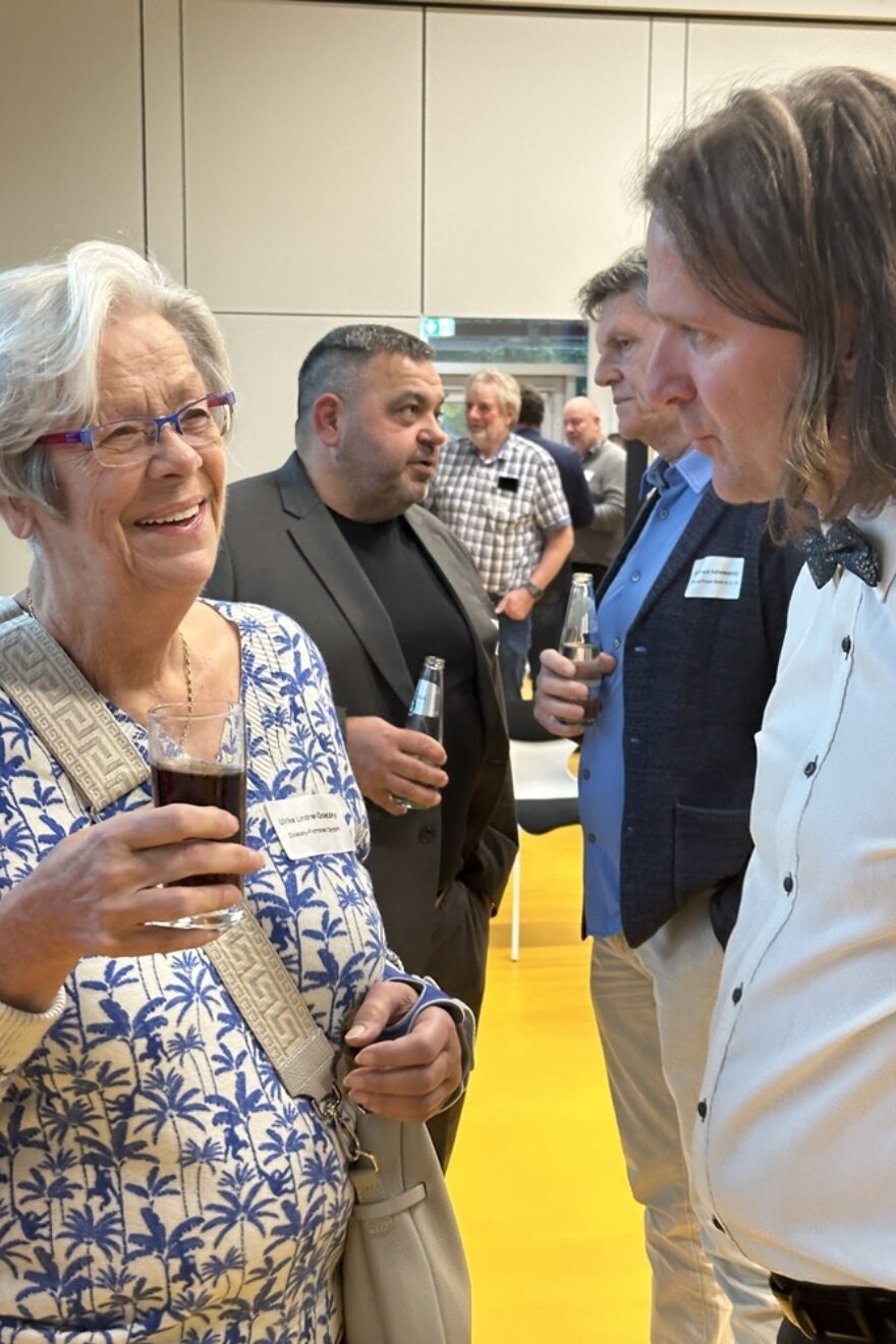 eine Frau und ein Mann unterhalten sich