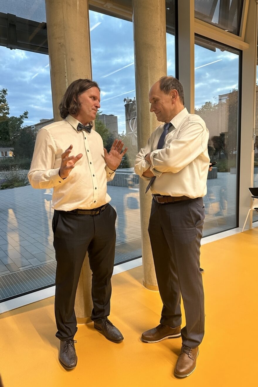 zwei Männer führen ein Gespräch