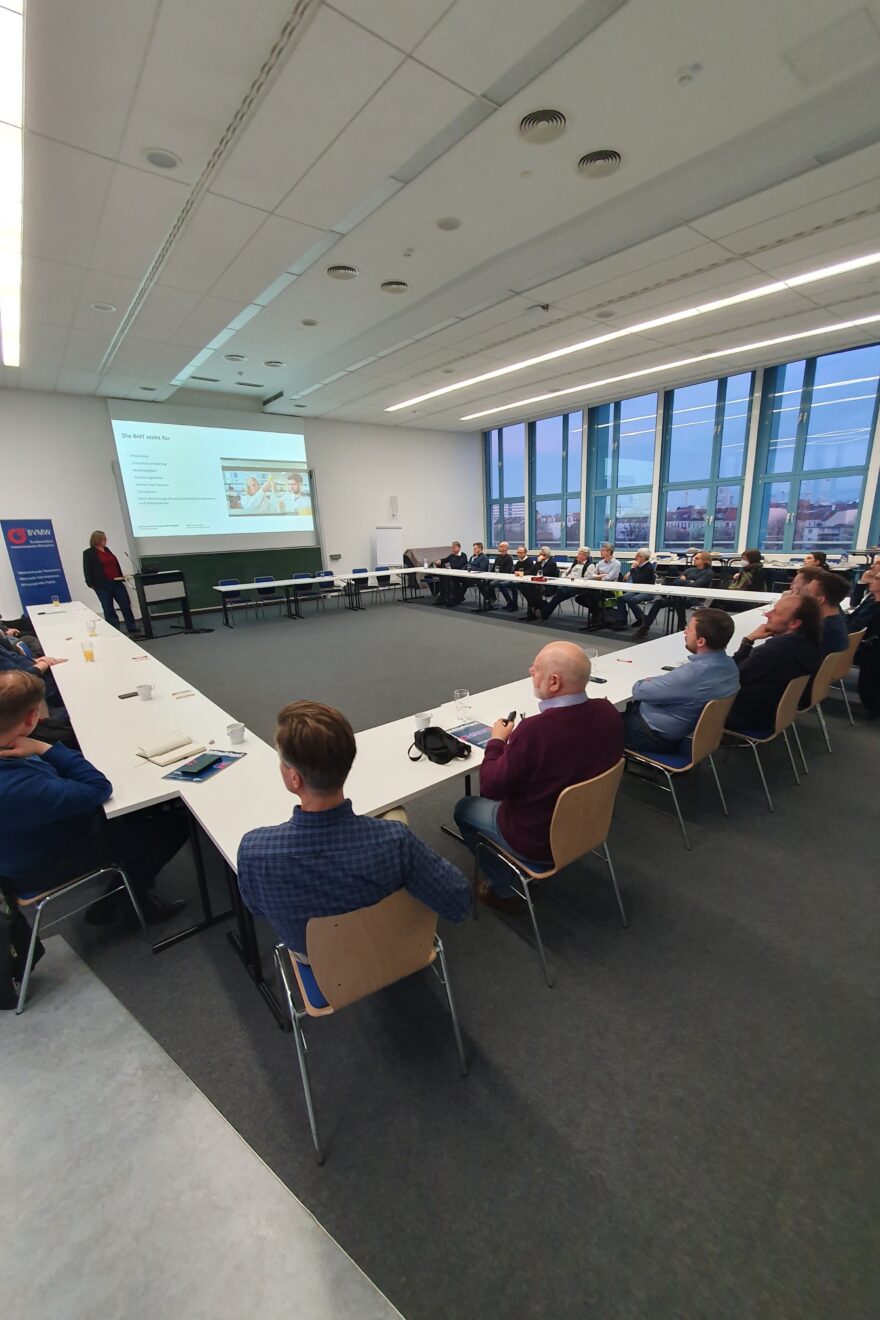 Interessierte Runde fachkundiger Metaller