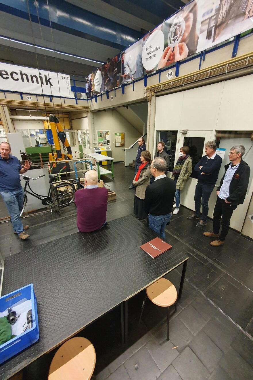 Interessierte Runde fachkundiger Metaller