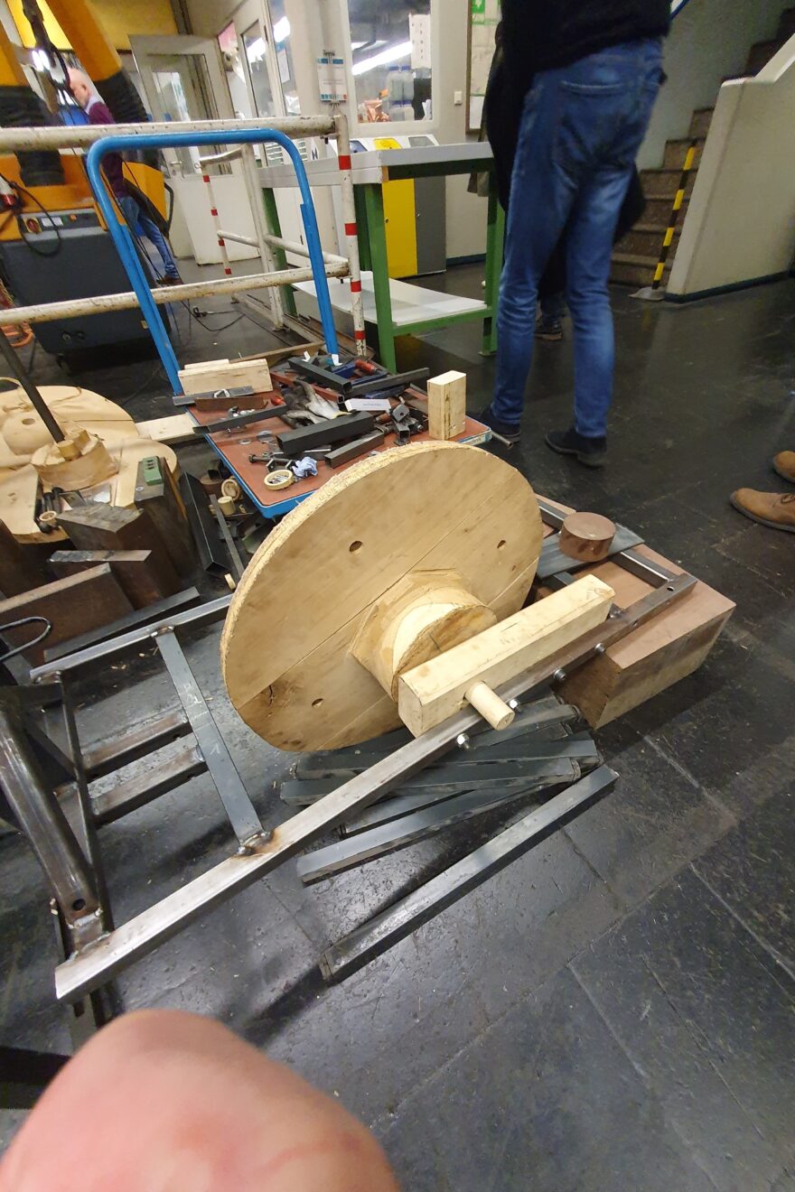 Interessierte Runde fachkundiger Metaller