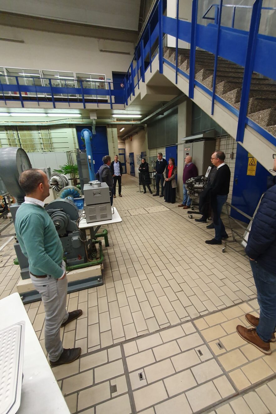 Interessierte Runde fachkundiger Metaller