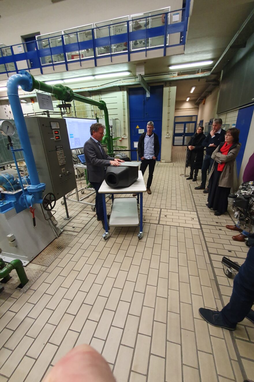 Interessierte Runde fachkundiger Metaller