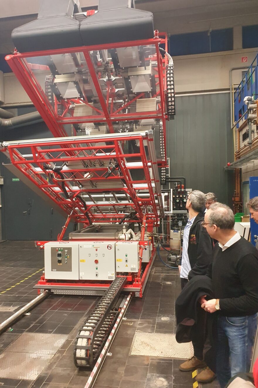 Interessierte Runde fachkundiger Metaller