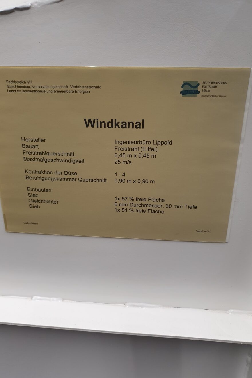 Interessierte Runde fachkundiger Metaller