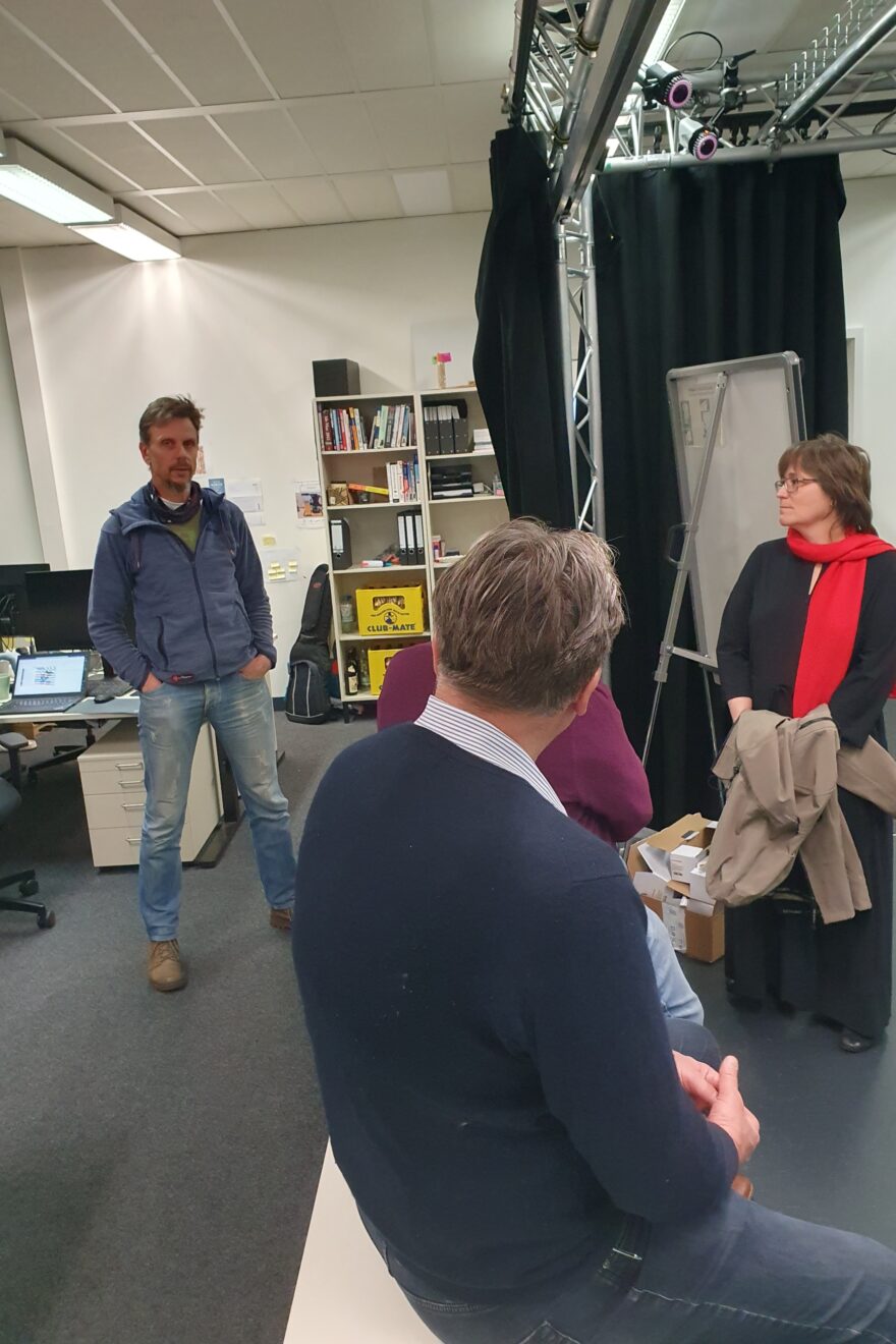 Interessierte Runde fachkundiger Metaller