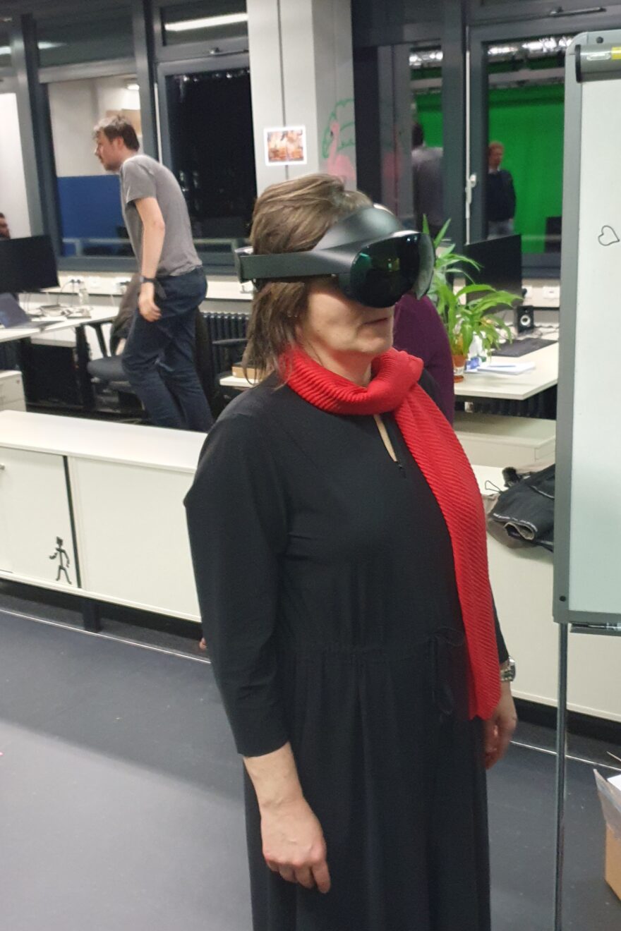 Interessierte Runde fachkundiger Metaller