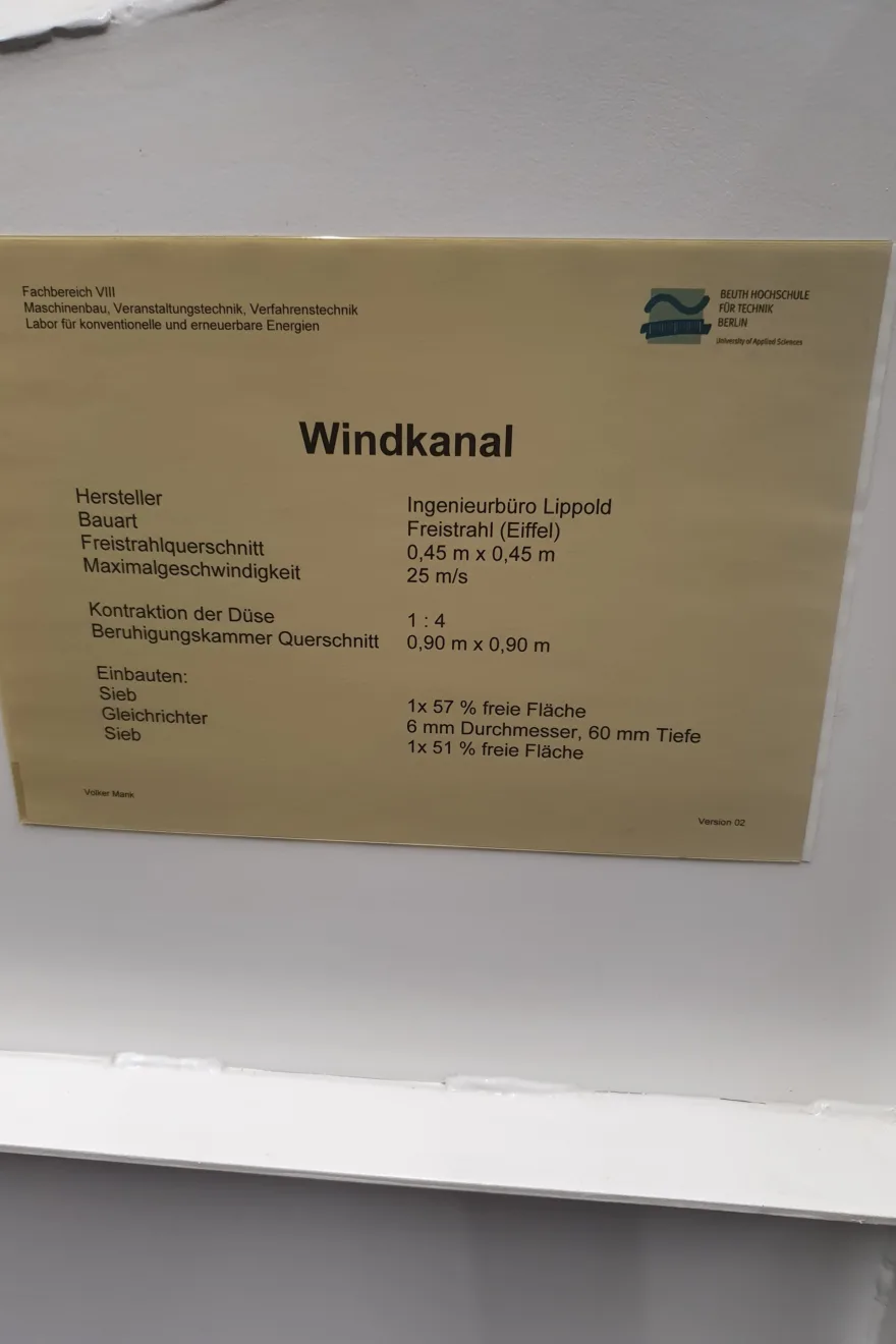 Interessierte Runde fachkundiger Metaller