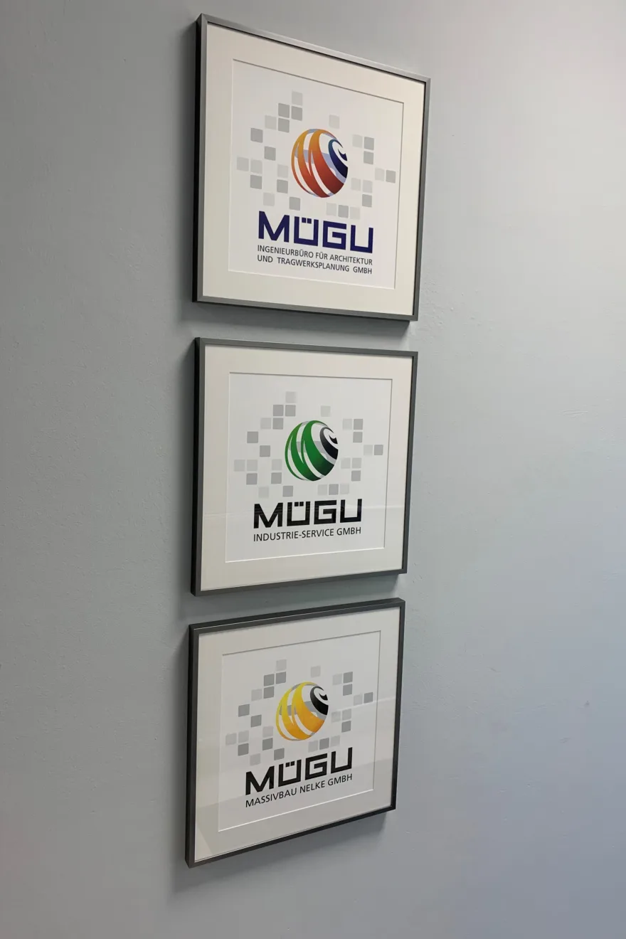 3 Unternehmenslogos an der Wand