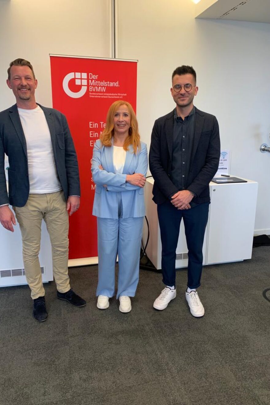 Margit Schmitz mit Stratos Komotoglou und Marcus Sommer