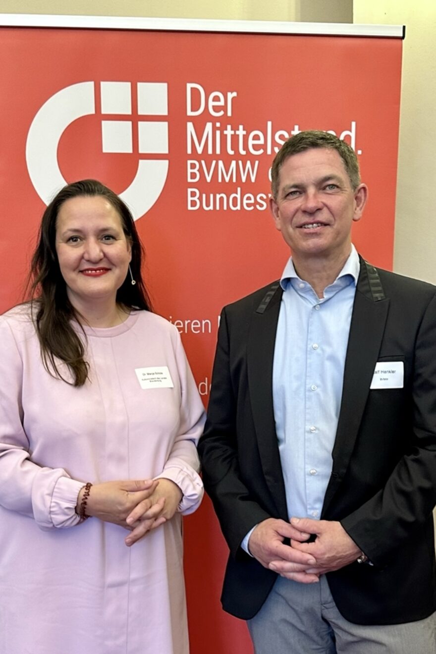 eine Frau und ein Mann stehen vor einem Rollup