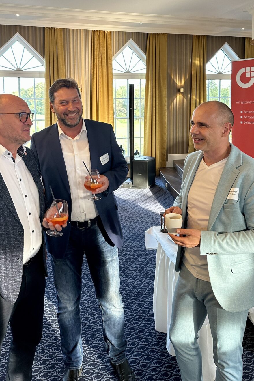 drei Männer führen ein Gespräch