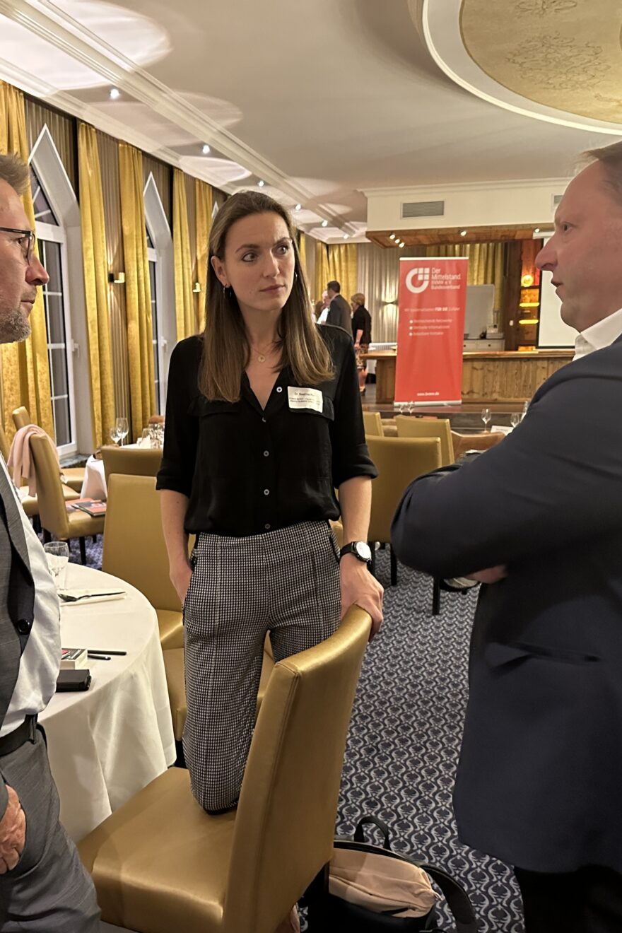 zwei Männer und eine Frau im Gespräch