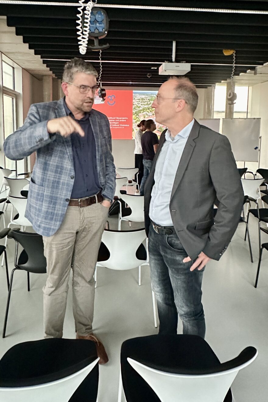 zwei Männer unterhalten sich