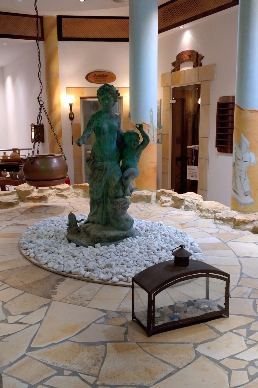 eine Statur umringt von Säulen