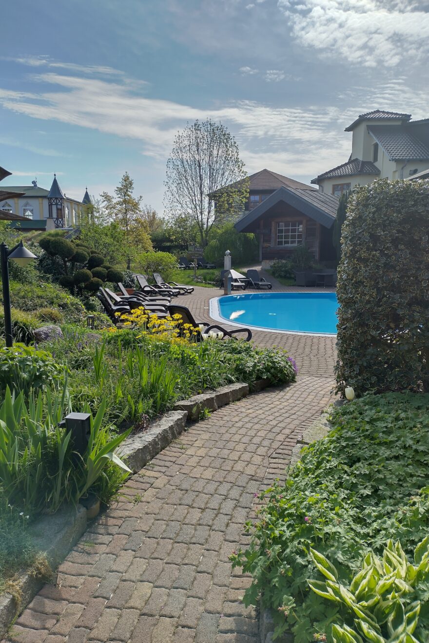 Außenpool mit Liegen