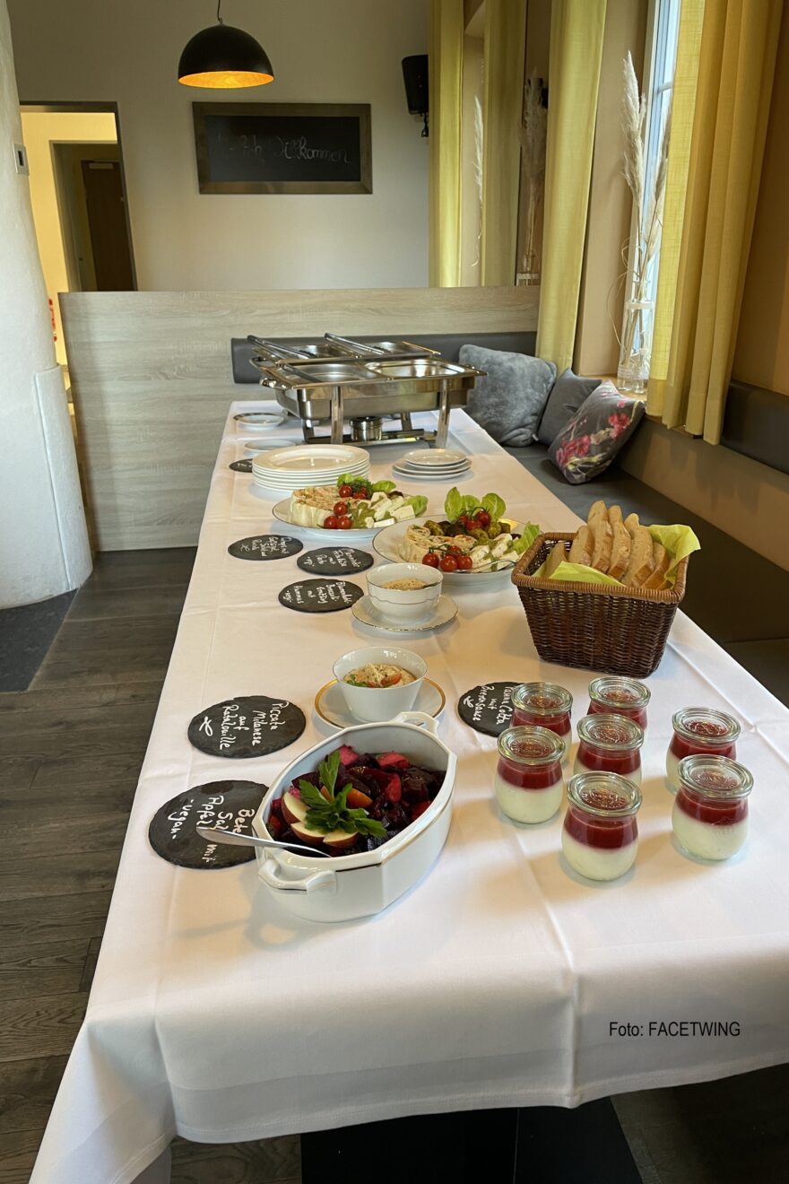 Blick auf einen Buffet-Tisch