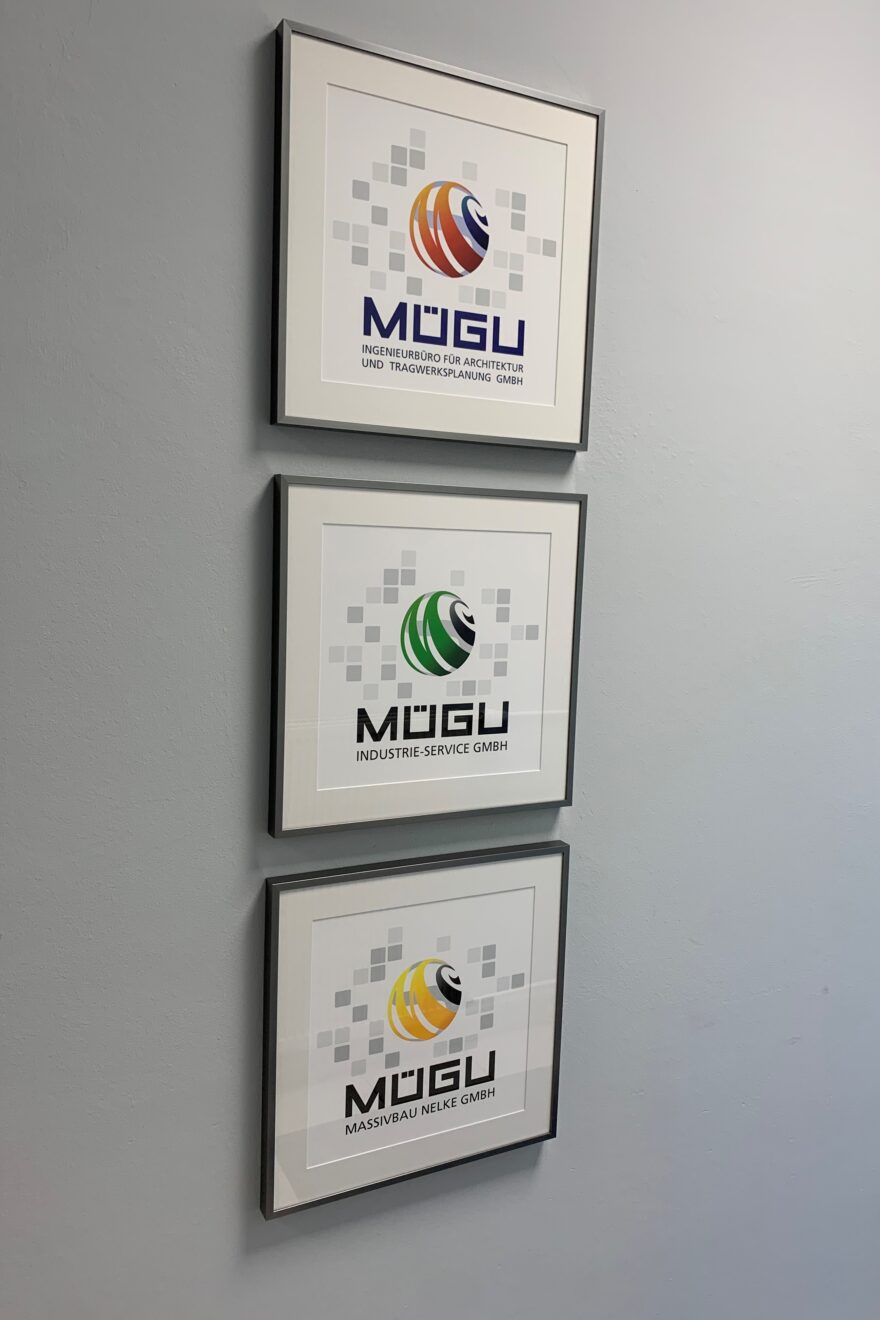 3 Unternehmenslogos an der Wand