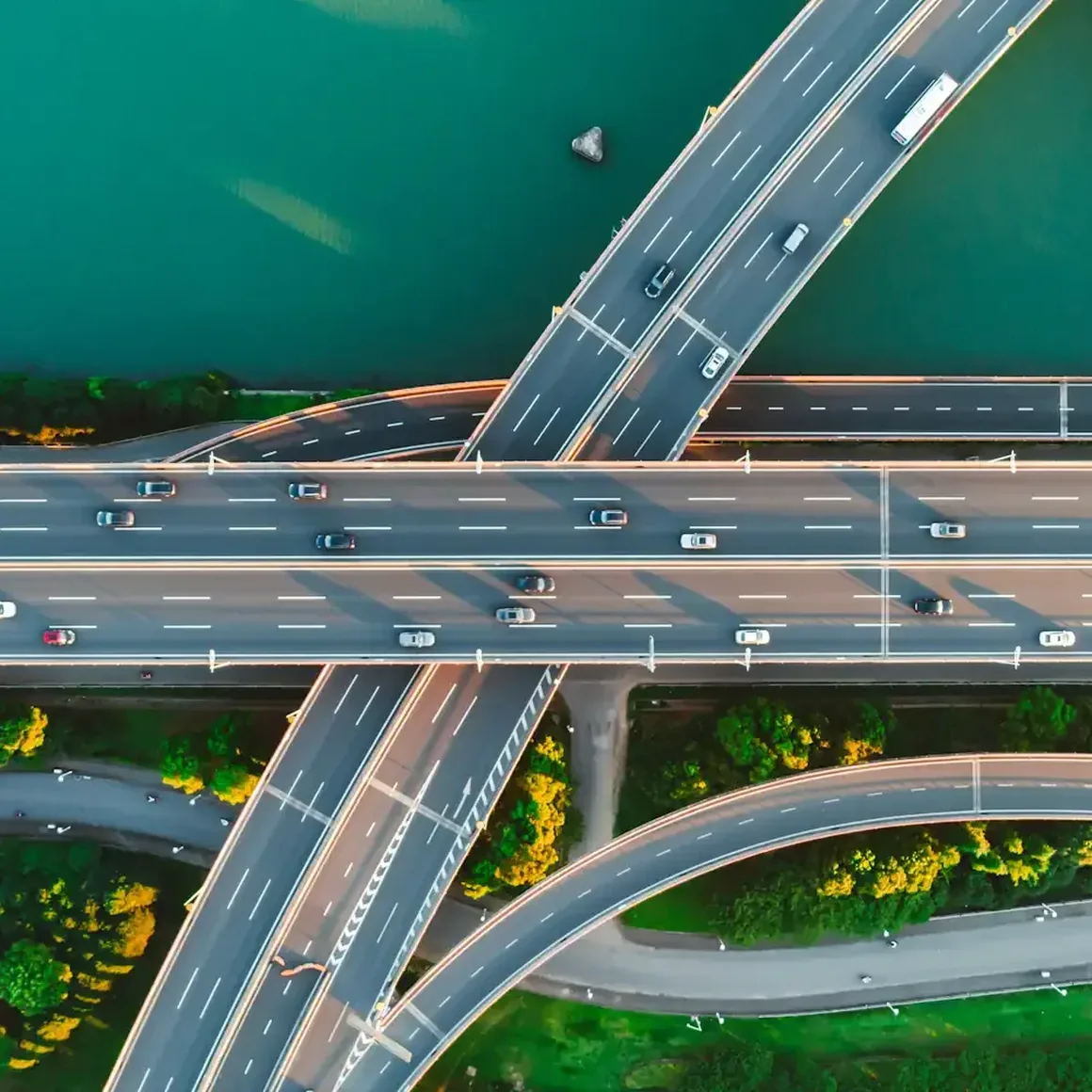 Blick auf ein Autobahnkreuz aus der Vogelperspektive