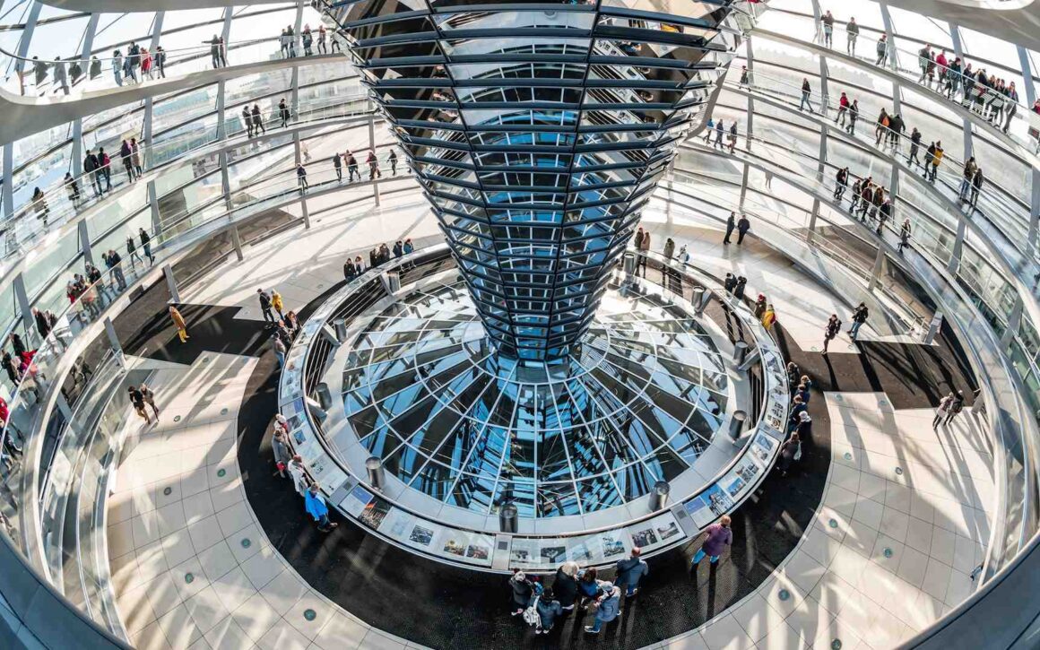 Blick in die Kuppel des Bundestags