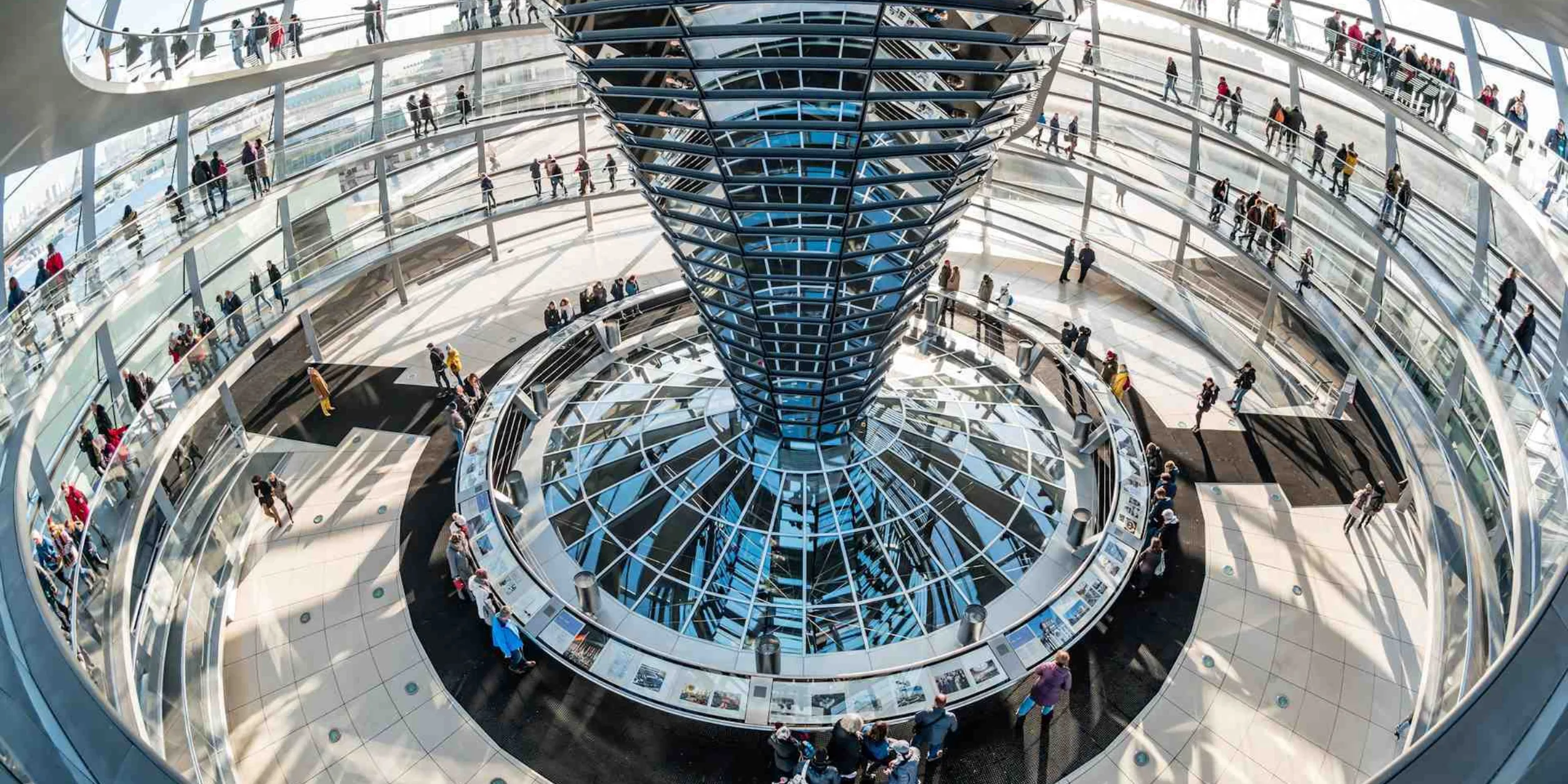 Blick in die Kuppel des Bundestags