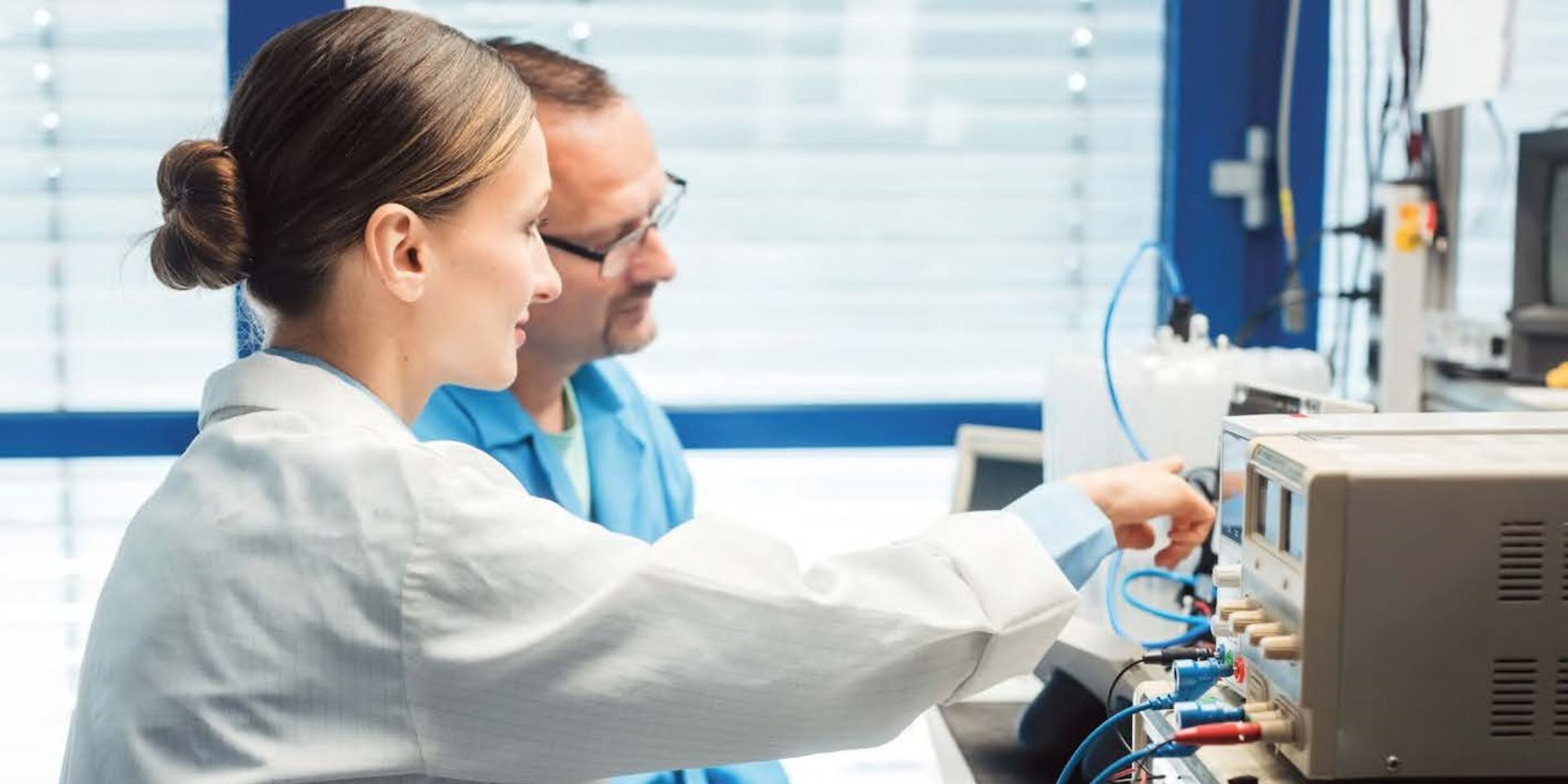 Forschende bei der Arbeit an Geräten