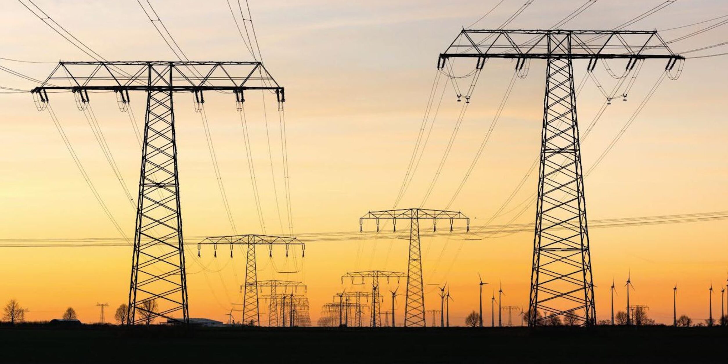 Strommasten am Abendhimmel