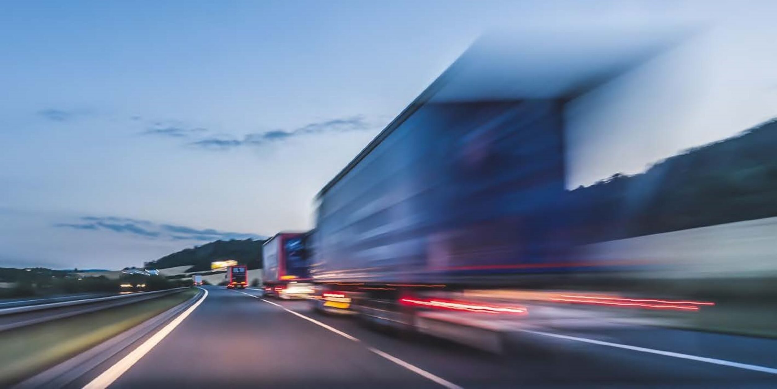 Ein schnell vorbeifahrender LKW