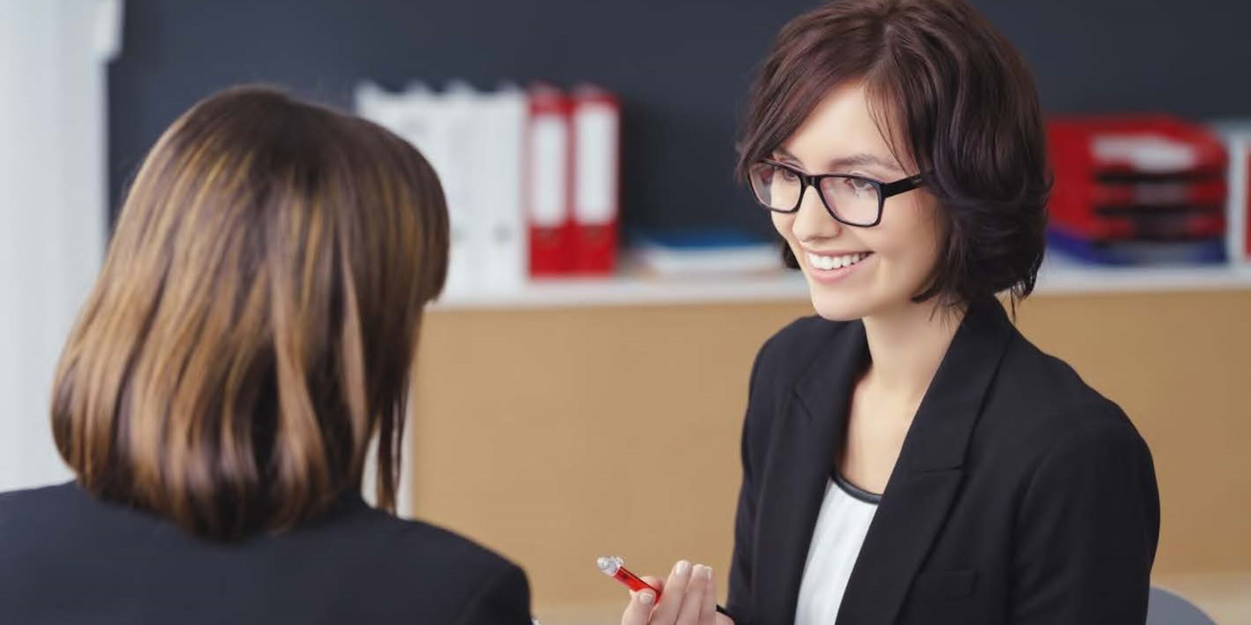 Zwei Frauen in einem Beratungsgesprächen über Finanzen