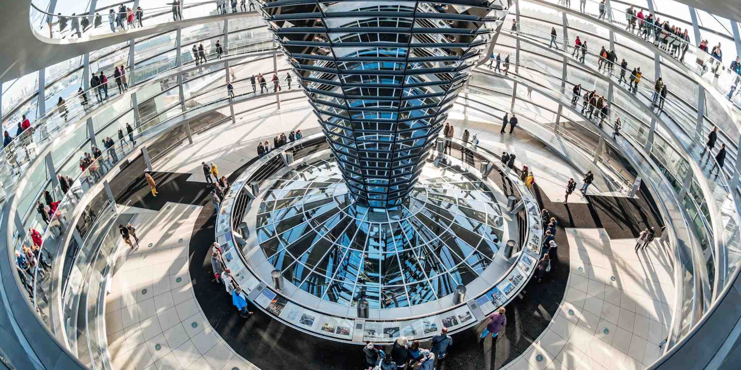 Blick in die Kuppel des Bundestags