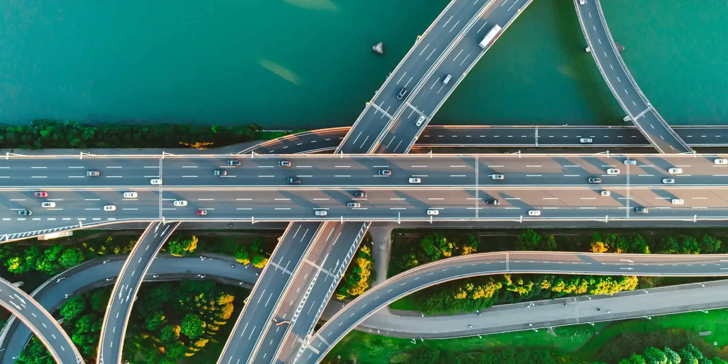Blick auf ein Autobahnkreuz aus der Vogelperspektive