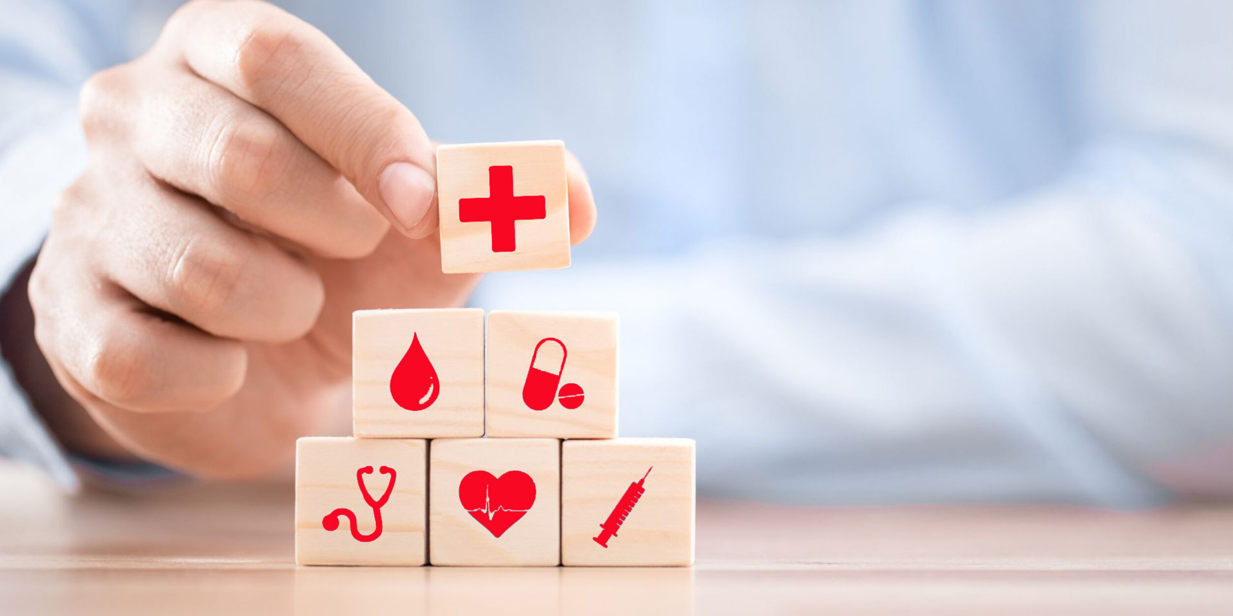 Würfel mit Gesundheitsicos werden gestapelt