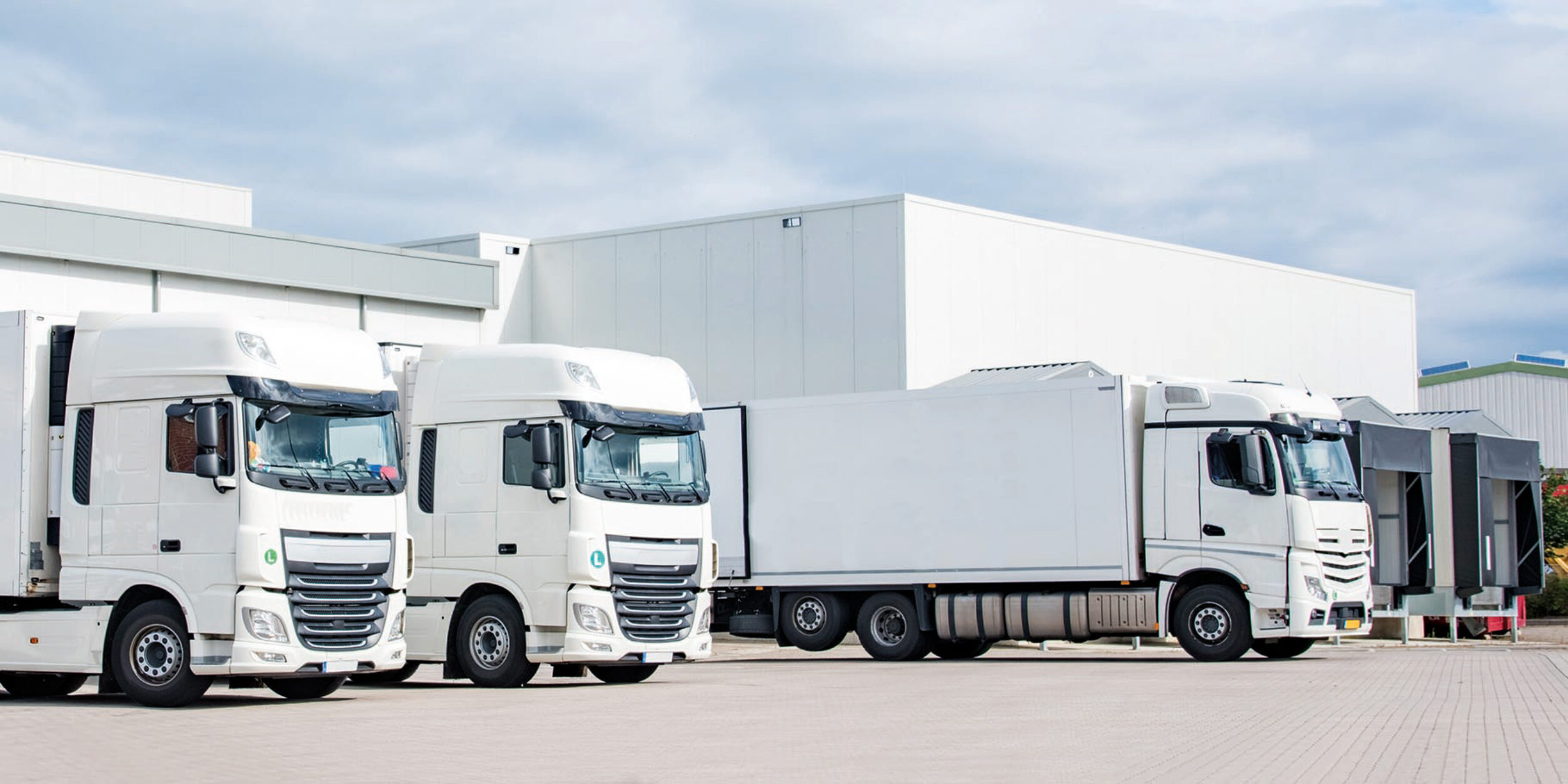 LKWs, Logistikzentrum