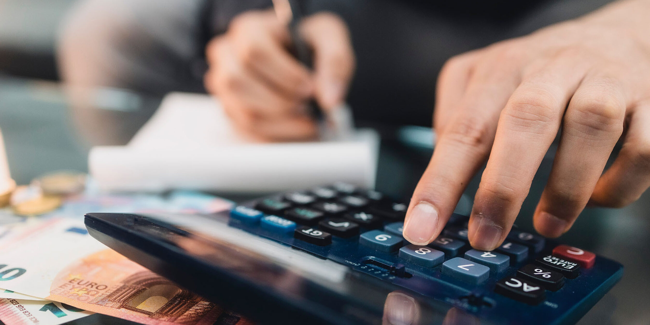 Taschenrechner, Notizblock, Hände, Stift, Geldscheine