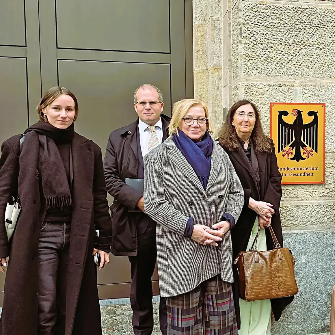 Gruppenbild vor dem Bundesministerium für Gesundheit