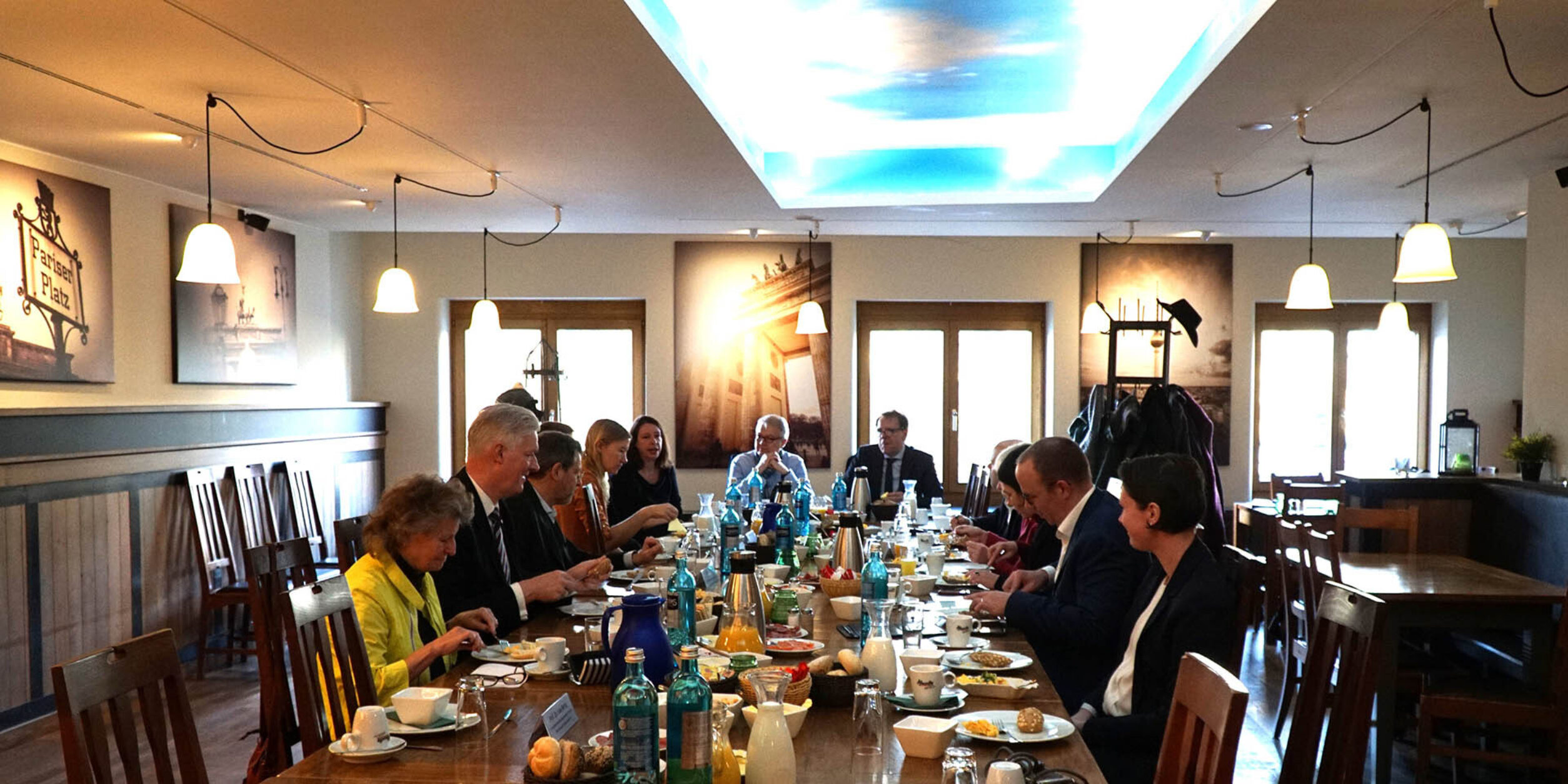 Menschen frühstücken im Restaurant