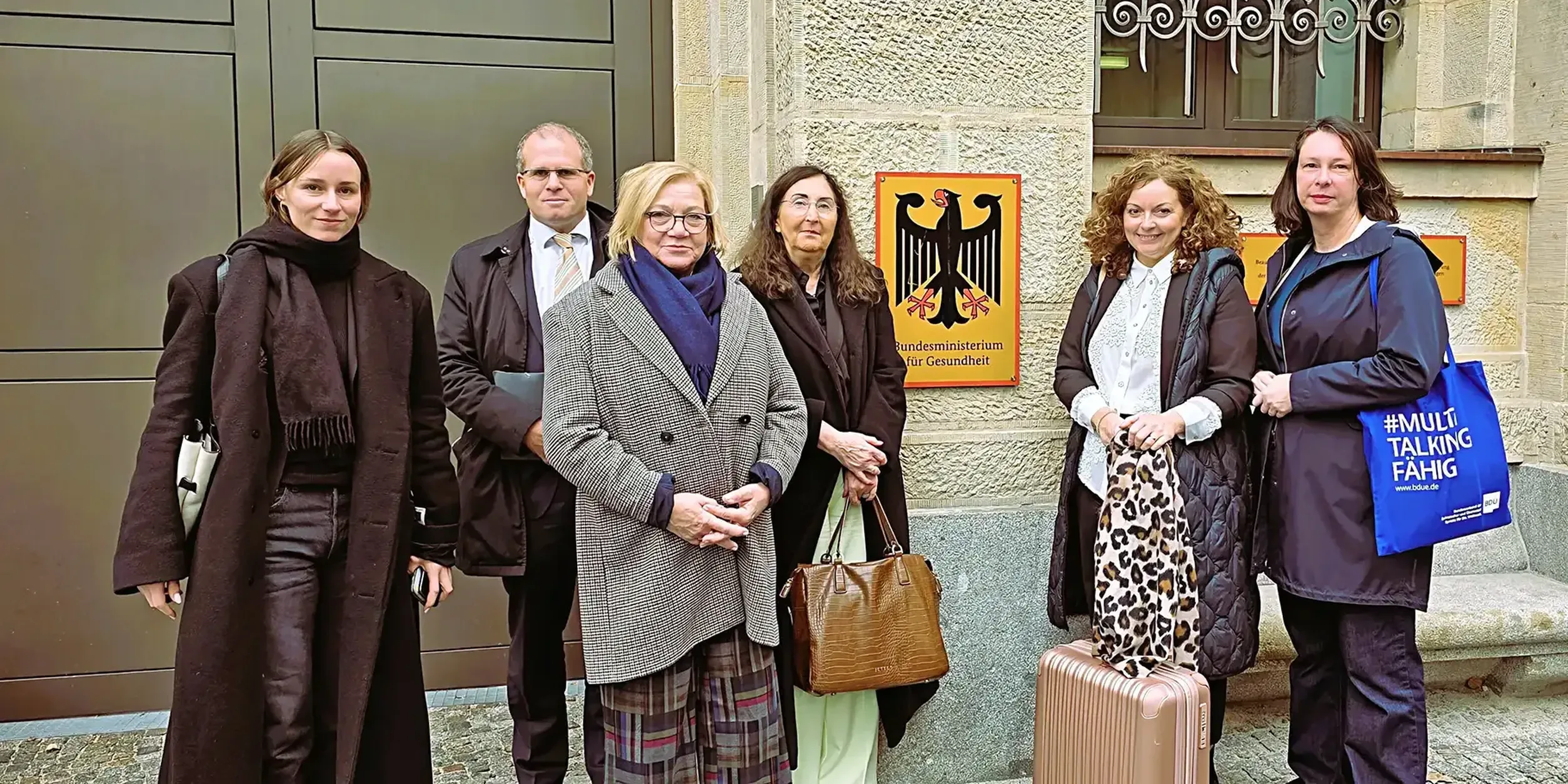 Gruppenbild vor dem Bundesministerium für Gesundheit