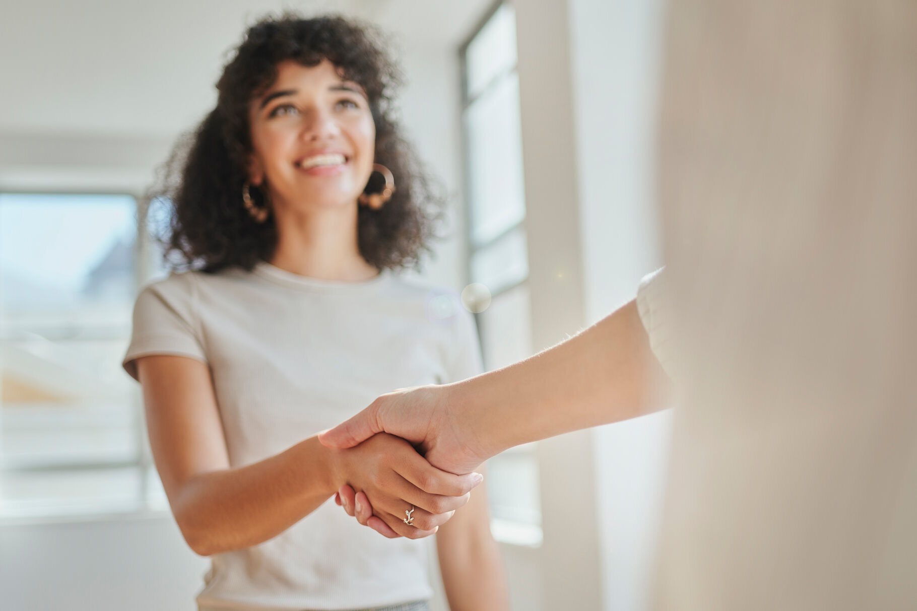 2 Personen schütteln die Hände