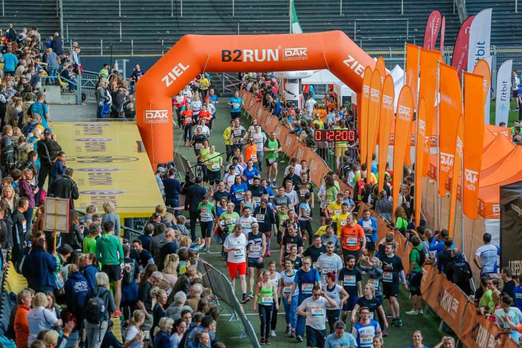 Blick auf das Ziel des Rennens B2Run