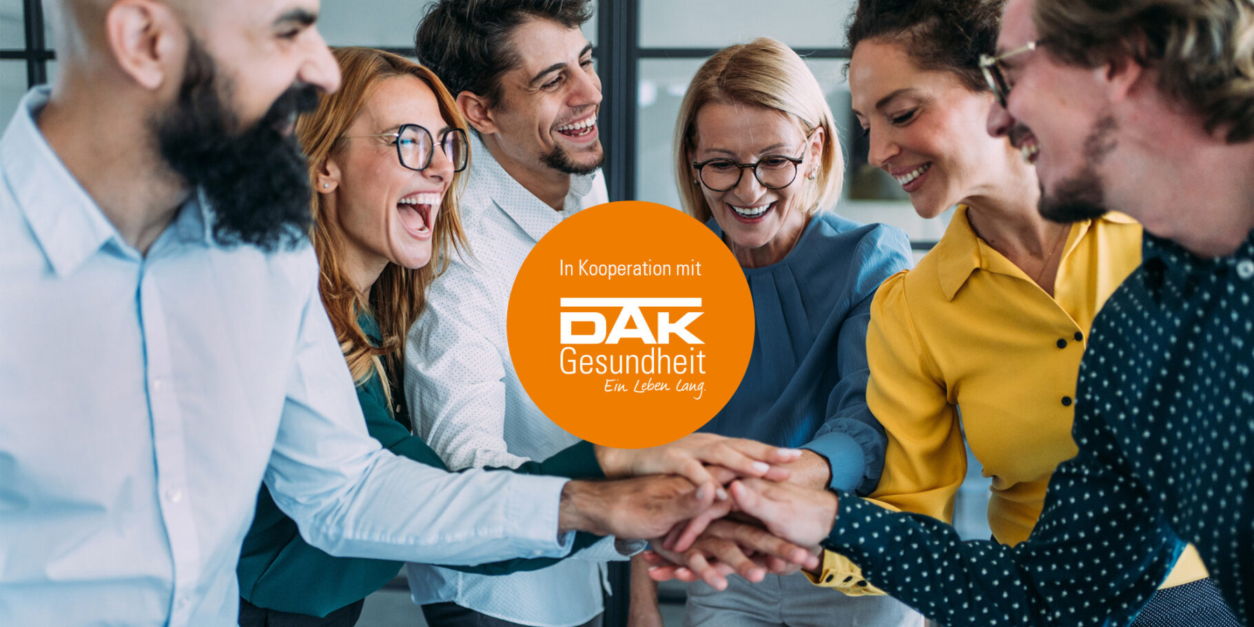 Mehrere Personen legen in einem Kreis die Hände übereinander. Darüber das Logo der DAK-Gesundheit