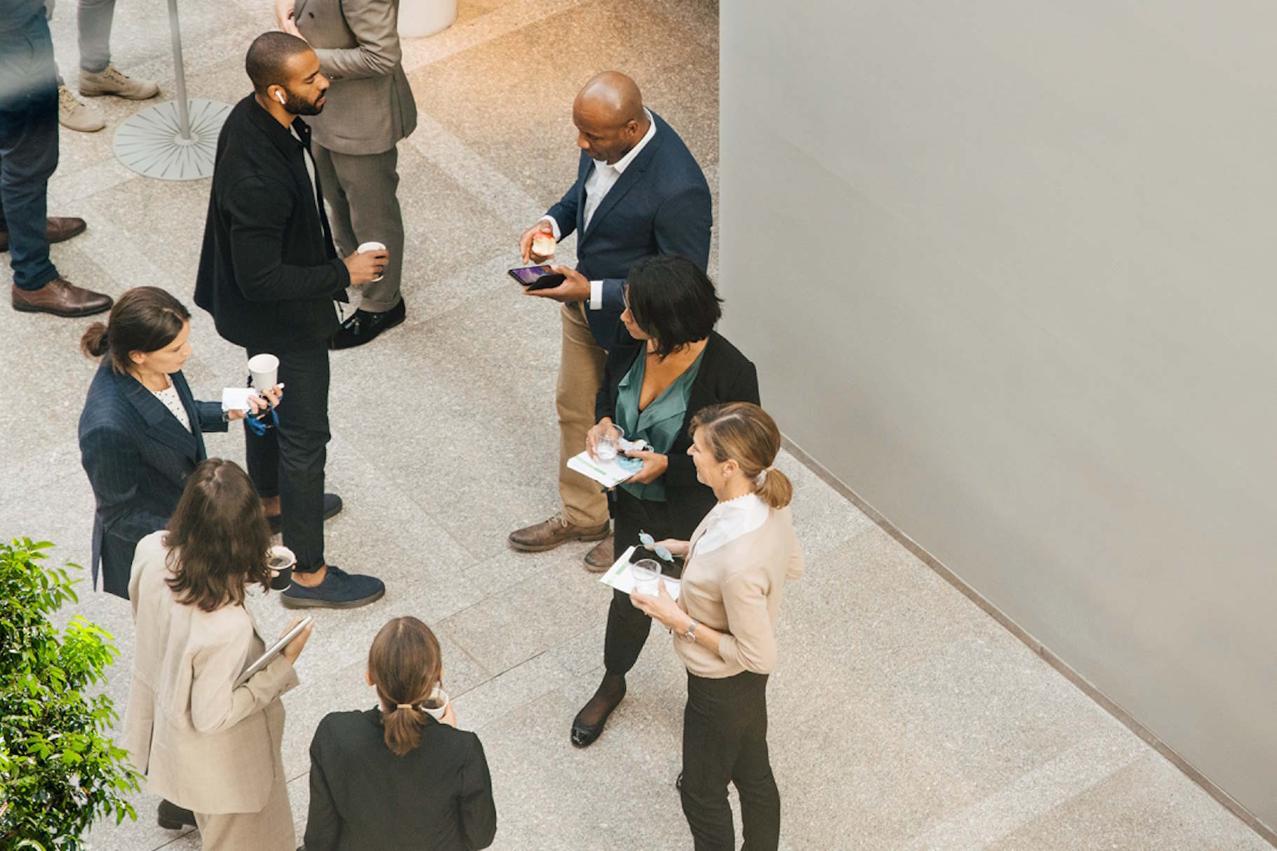 Mehrere Personen in einem Gespräch auf einer Veranstaltung
