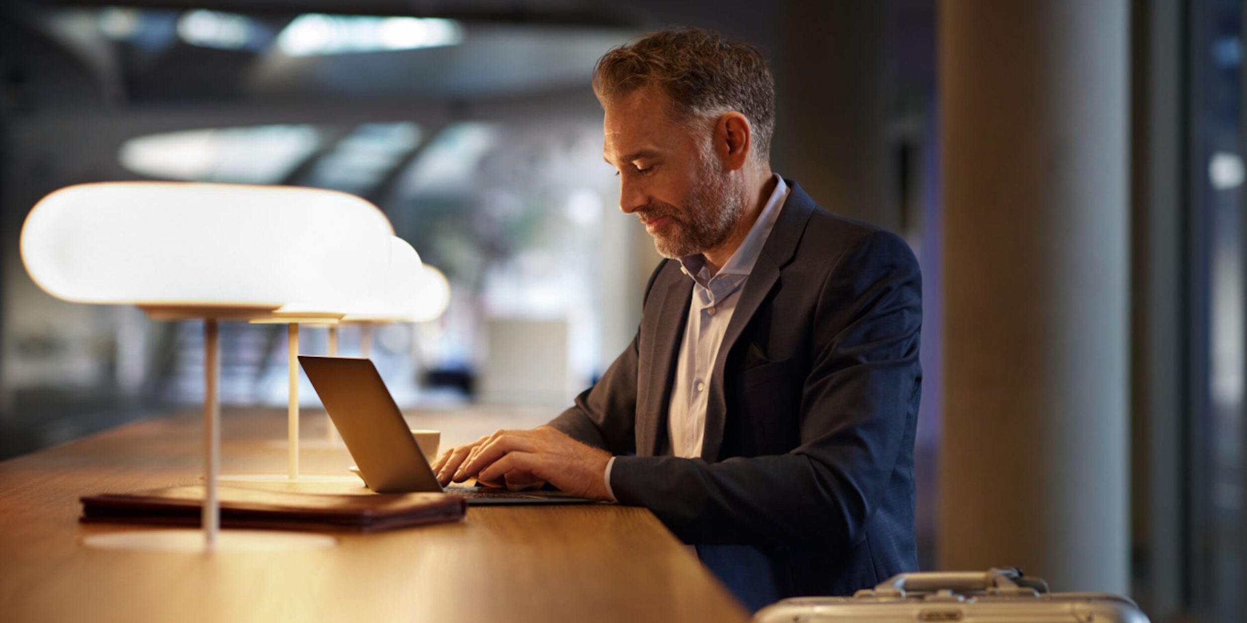 Ein Flugreisender arbeitet an einem Tisch am Laptop