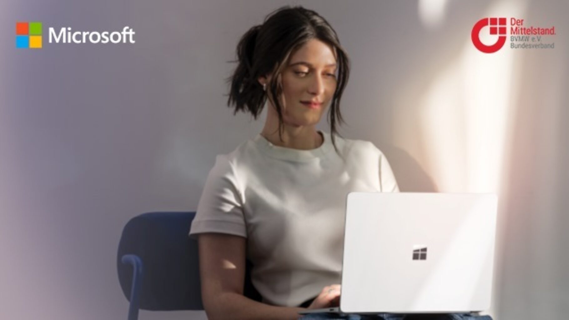 Eine Frau arbeitet an einem Laptop