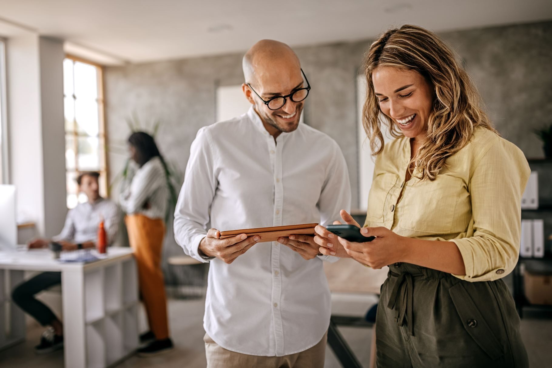 2 Personen schauen gemeinsam auf ein Smartphone