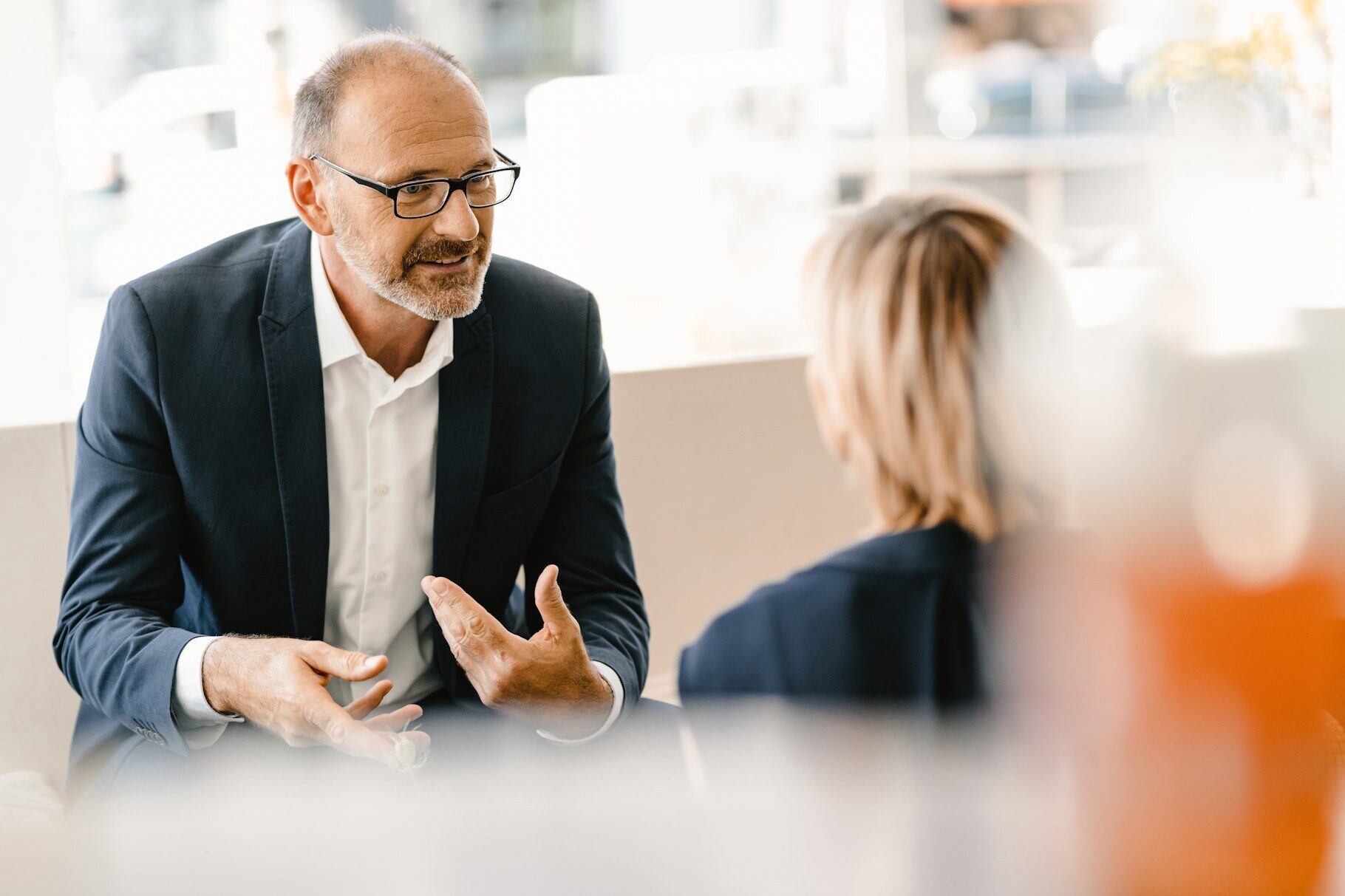 2 Personen sitzen in einem Beratungsgespräch zusammen
