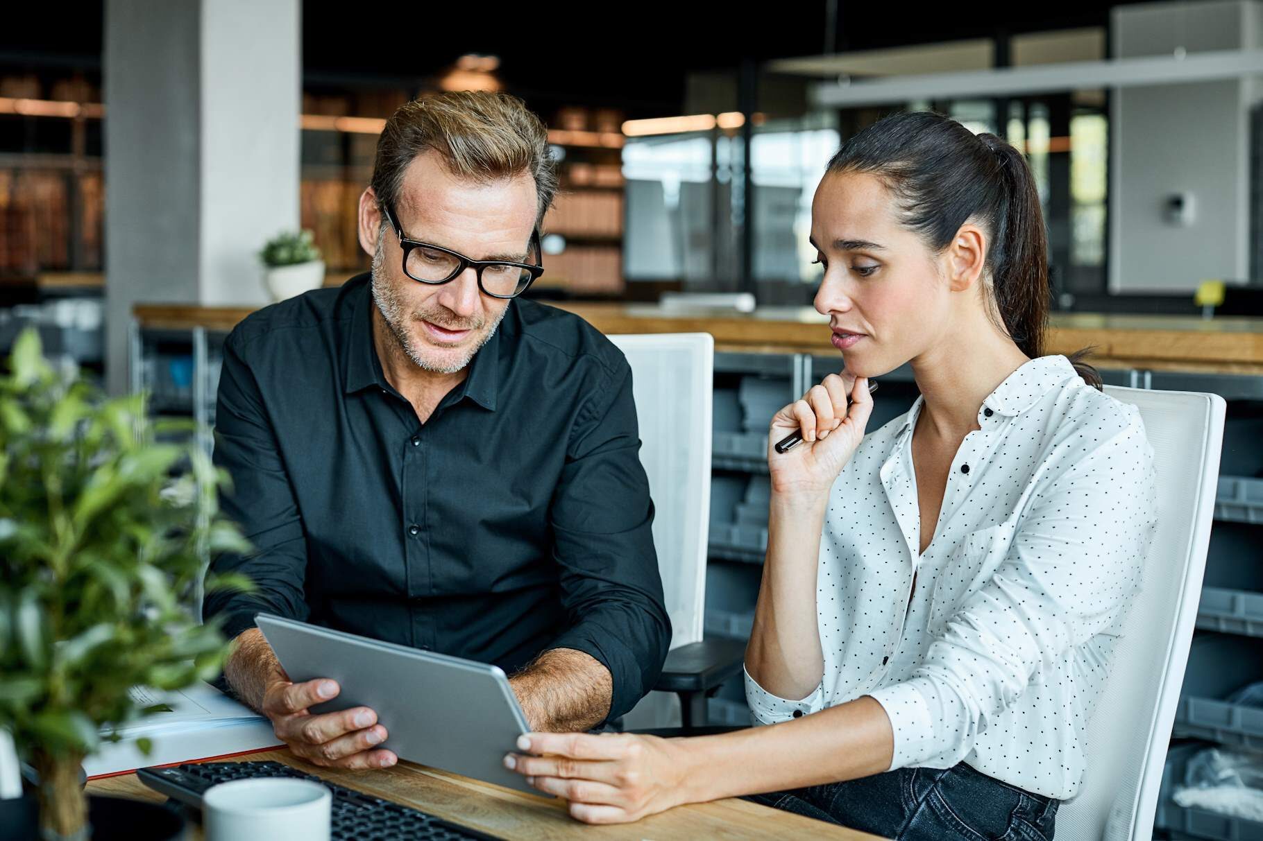 2 Personen blicken zusammen auf ein Tablet
