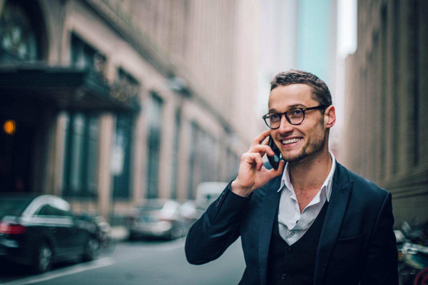 Ein Mann geht telefonierend durch die Straßen