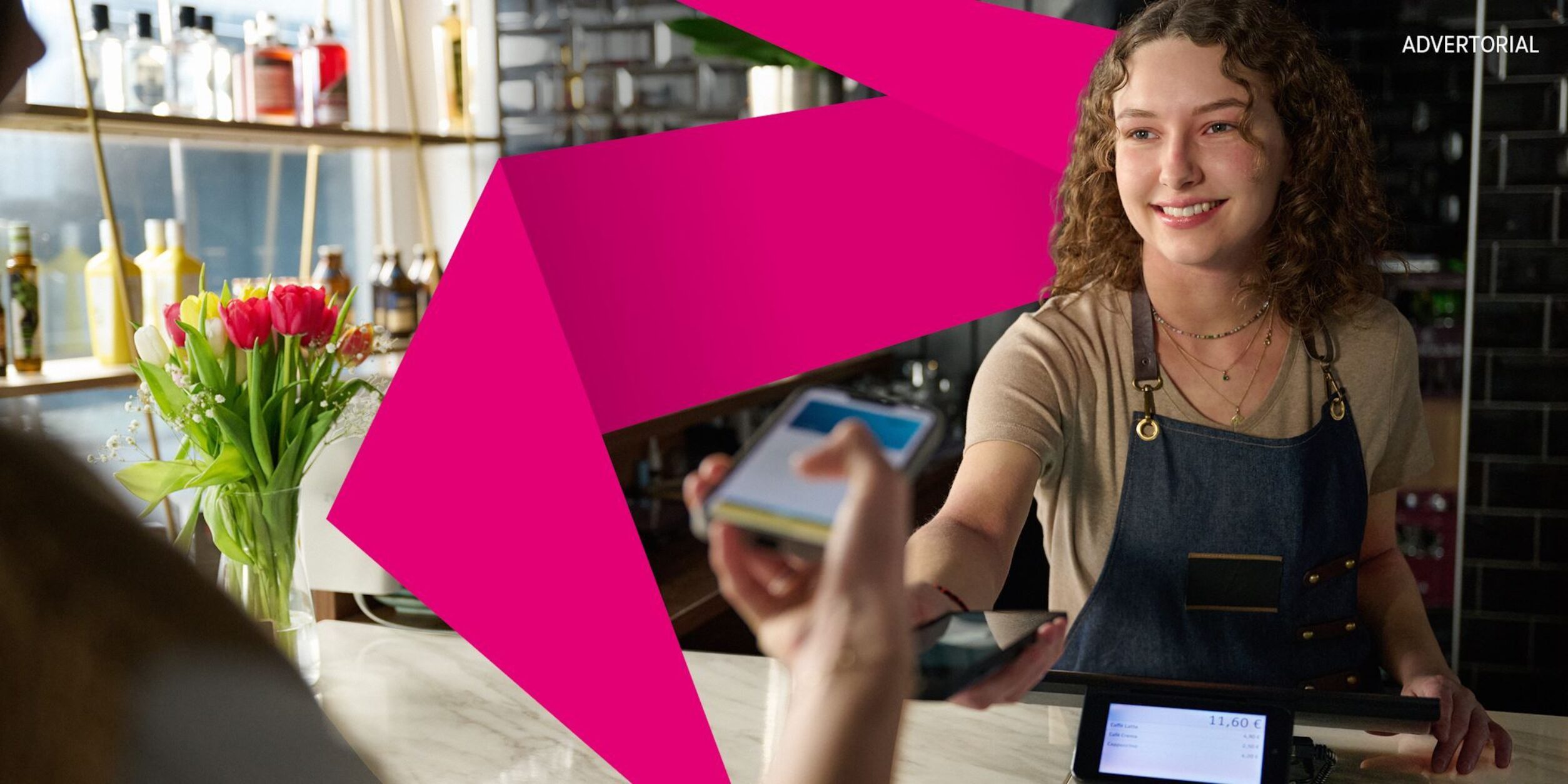 Advertorial: Eine Frau bezahlt mit ihrem Smartphone in einem kleinen Geschäft