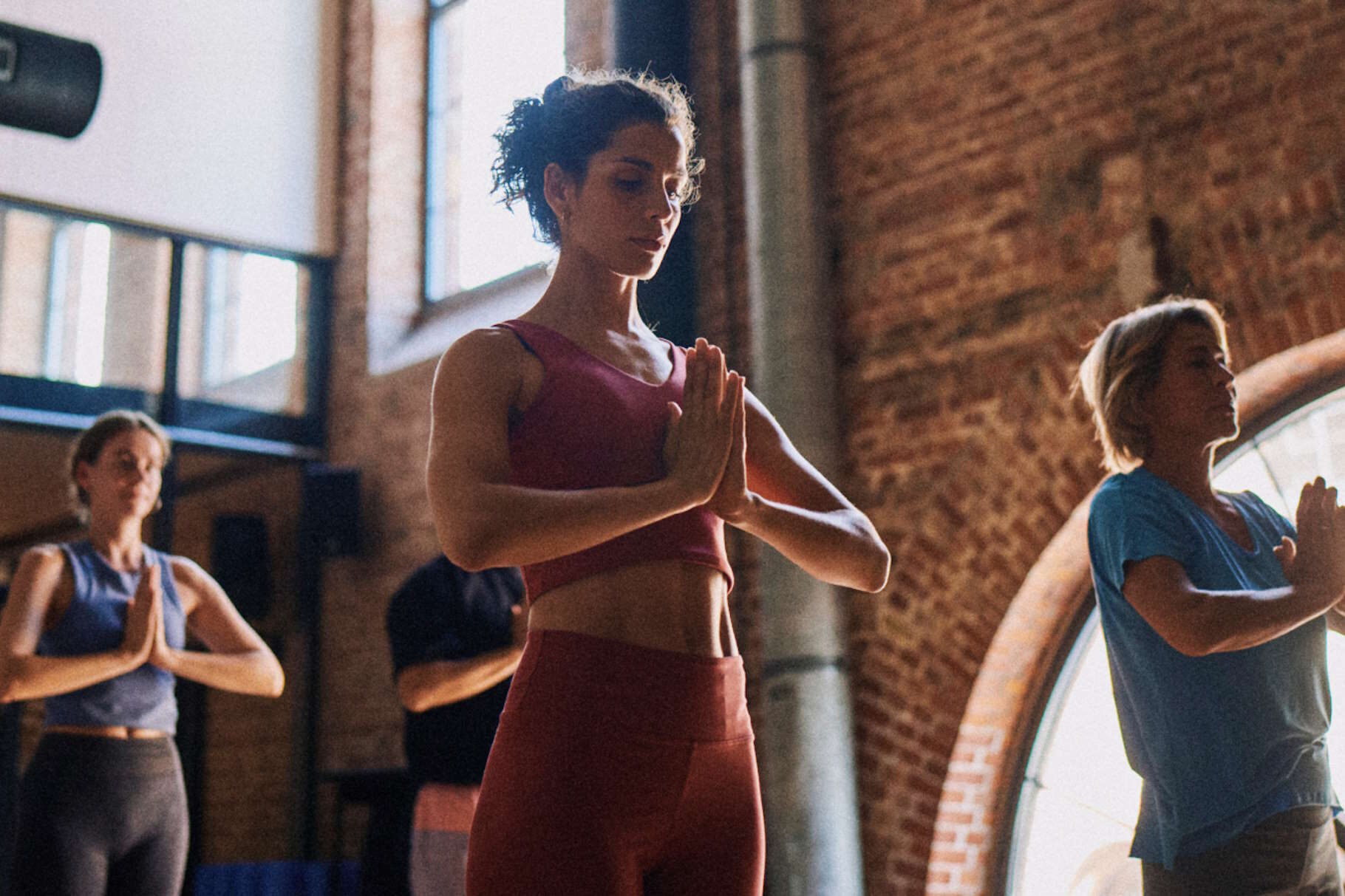 Mehrere Frauen in einer Yogagruppe